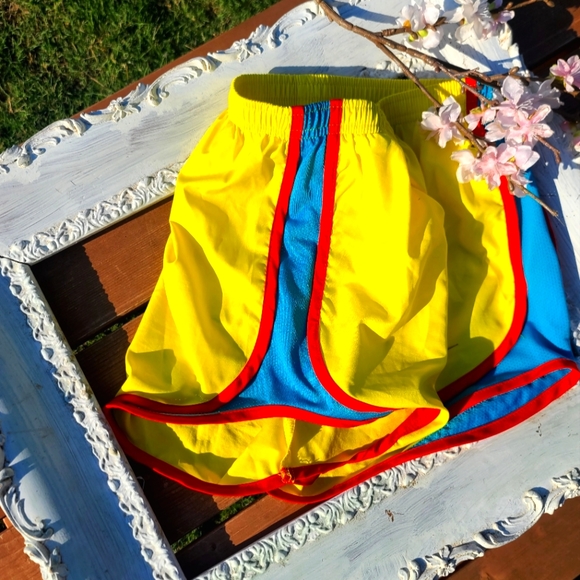 Nike bright yellow jogging shorts - Picture 3 of 7